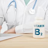 Ο βασικός οδηγός για τη βιταμίνη Β2 (ριβοφλαβίνη): Λειτουργίες, οφέλη και πηγές